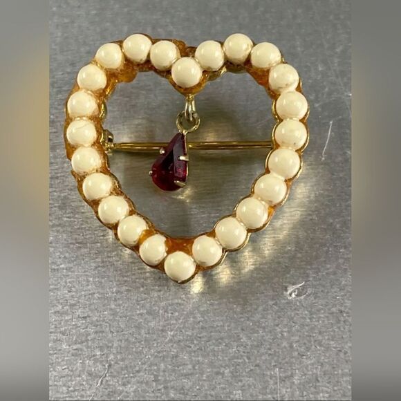 Vintage Heart Pin Brooch Avon Little Heart Brooch 1" EUC - Picture 1 of 9